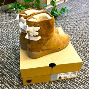 UGG 🎀 ribbon boots.